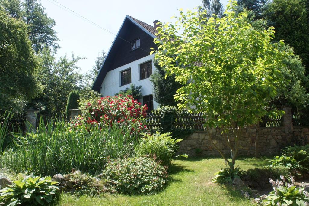 卡尔帕奇Góralska Osada Karpacz -Wood House 8 osobowy Dom Lux的白色房子前面的花园