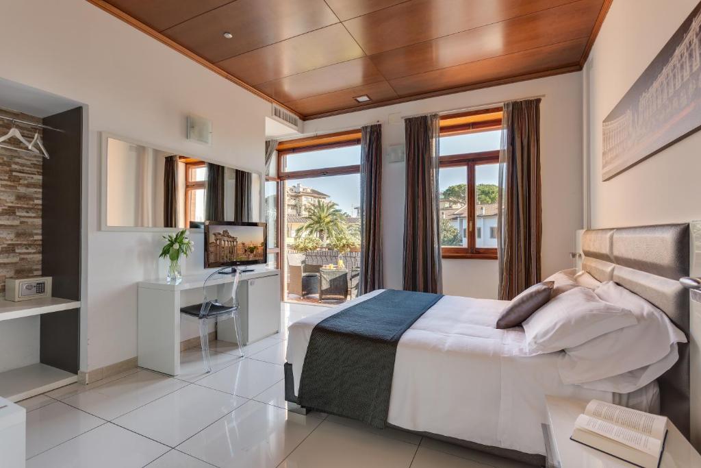 罗马迪瑞沃龙门塔拉酒店的一间卧室设有一张特大号床和大窗户