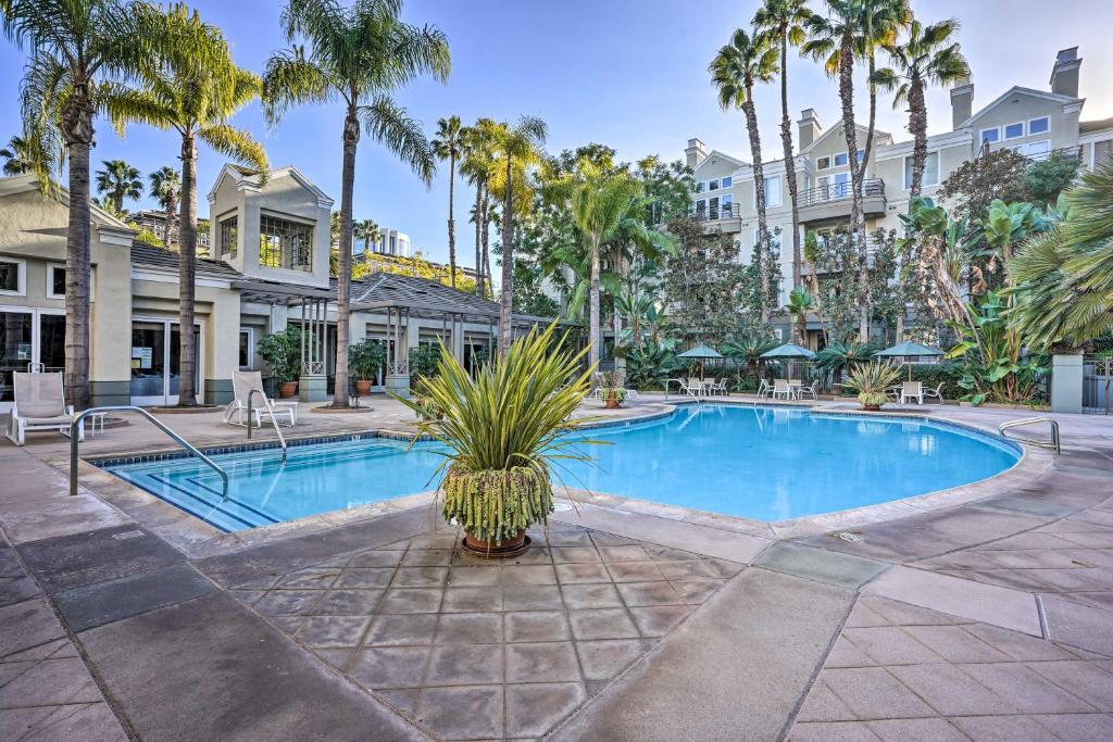 尔湾Serene Irvine Retreat with Heated Pool Access!的一座楼前棕榈树游泳池