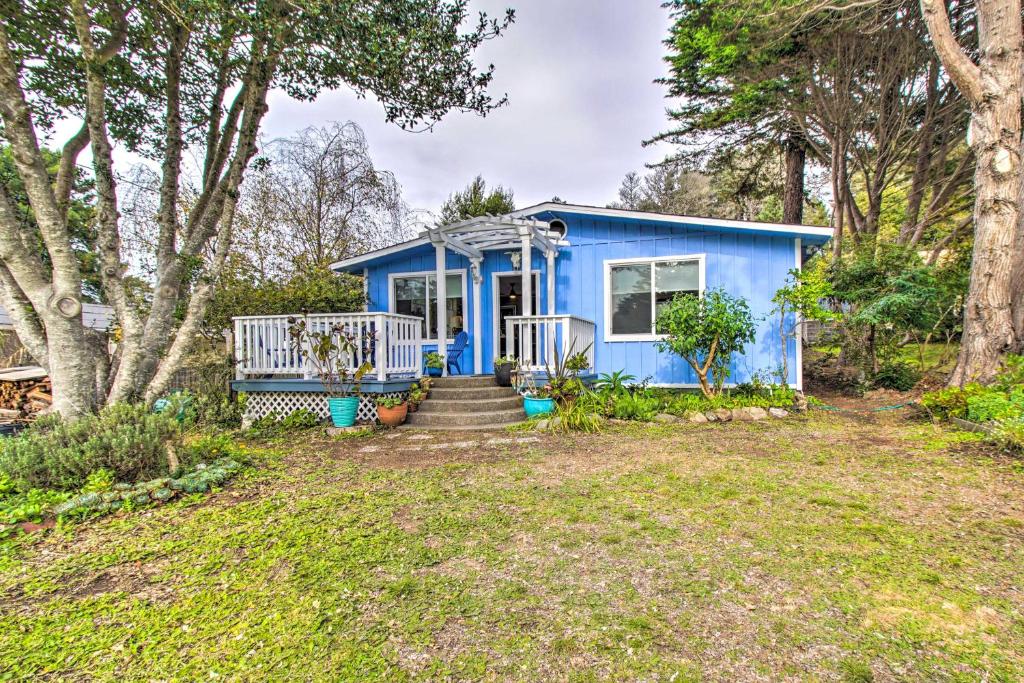 布拉格堡Fort Bragg Home, Close to Laguna Point Beach!的院子里的蓝色小房子