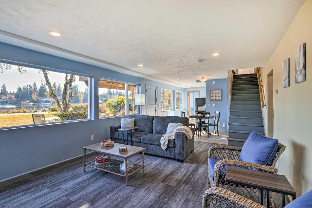 林伍德Lakefront Seattle Area House with Private Deck!的客厅配有沙发、椅子和桌子