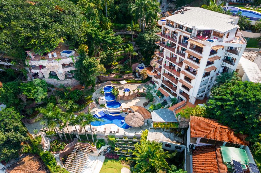 巴亚尔塔港Marcela Resort & Spa的享有带游泳池的度假村的空中景致