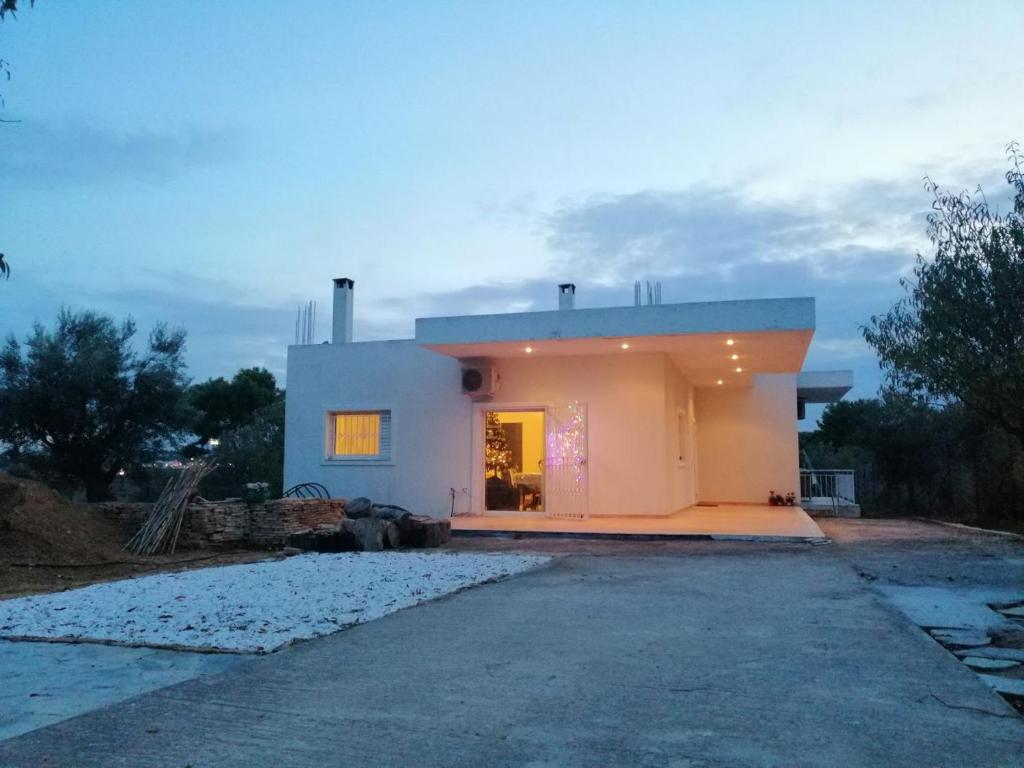 PévkaCostasFarmhouse, Pallini, Near Athens Airport的前面有车道的白色房子