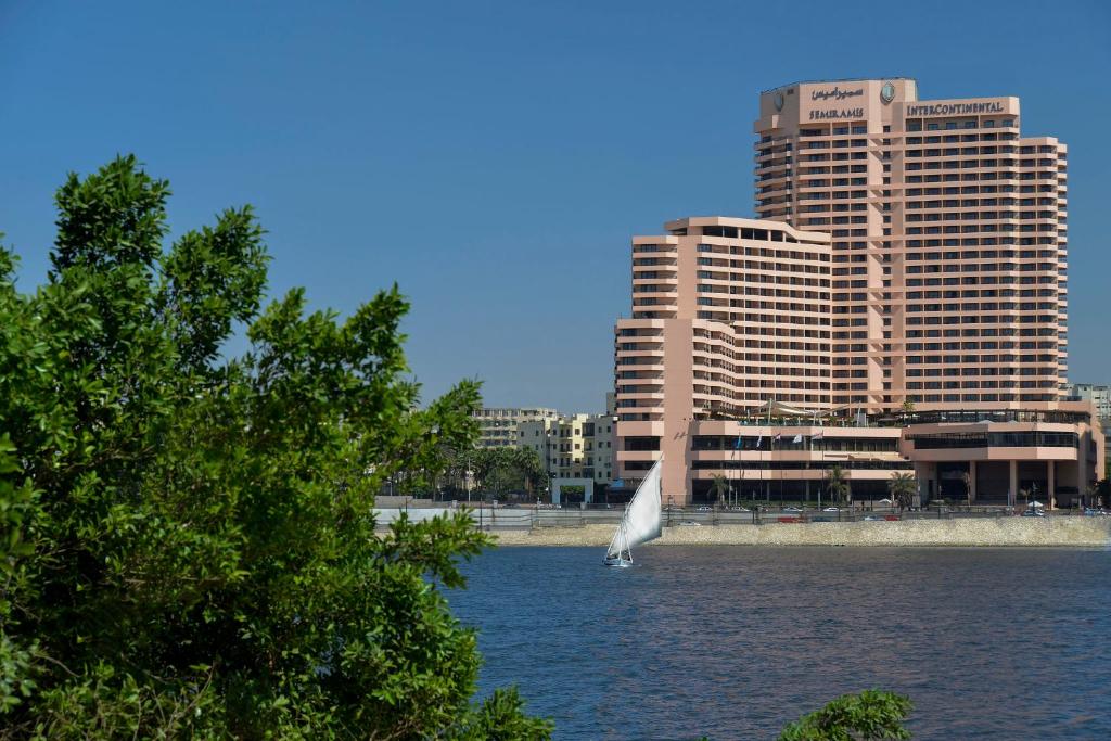 开罗开罗塞米勒米斯洲际酒店 的飞过水体的白色鸟,有建筑物