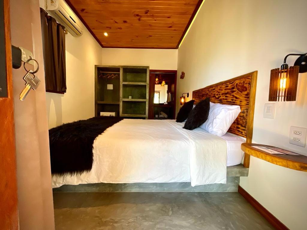 皮帕Casa Palmeira的卧室配有一张白色大床
