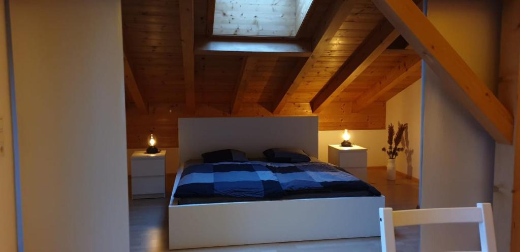 韦尔芬Apartment Hohenwerfen的一间带一张床的卧室,位于带木制天花板的房间内
