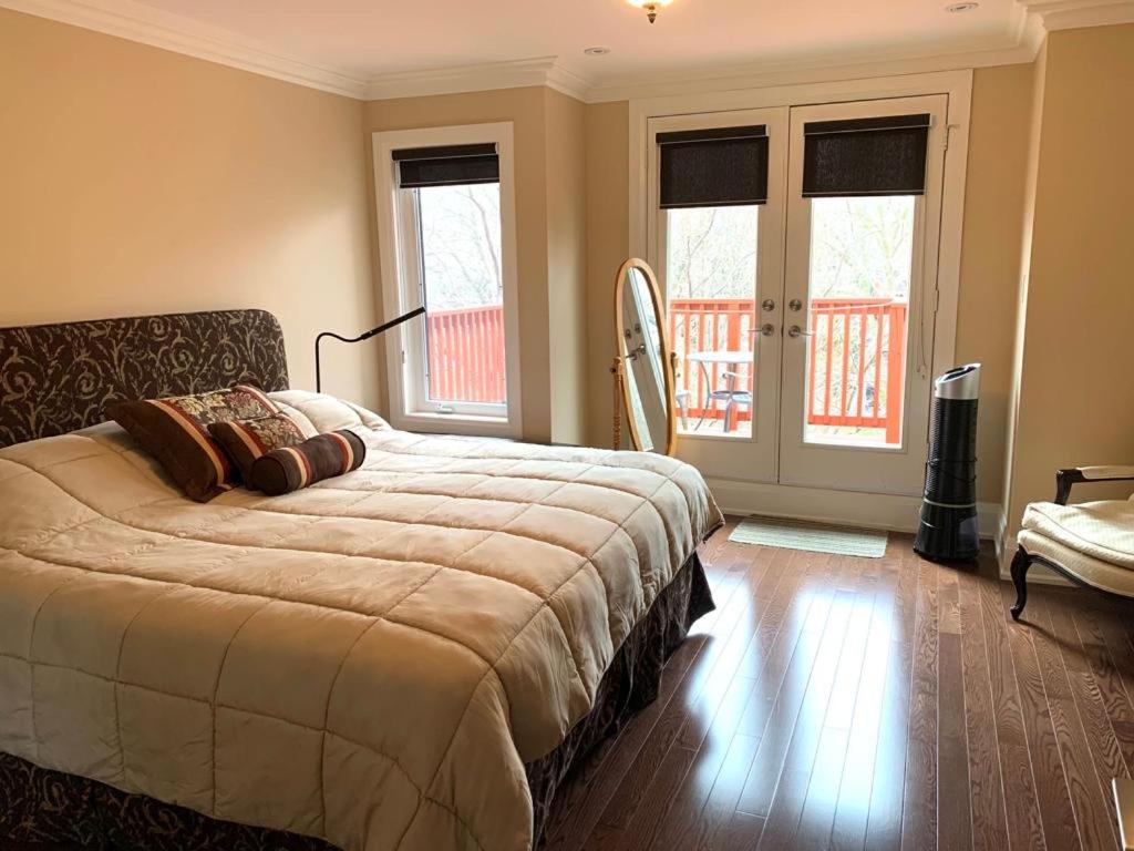 多伦多Luxury Home - Upper Toronto Beaches的一间卧室配有一张床、一张沙发和窗户。