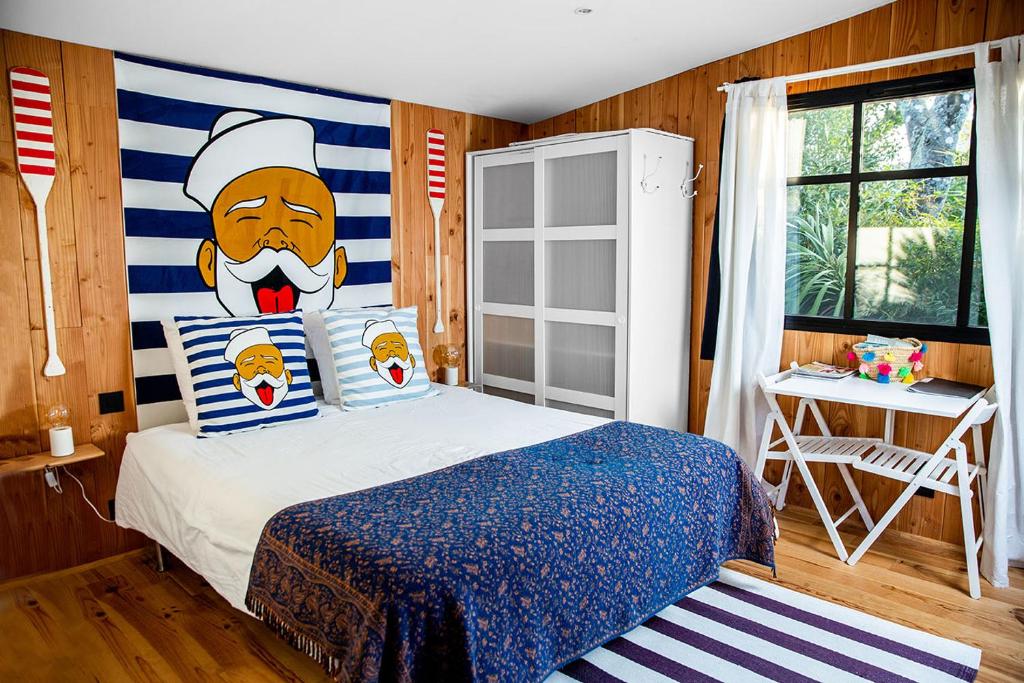 雷日卡普费雷Beach House的卧室配有一张带厨师头的床铺,墙上挂着