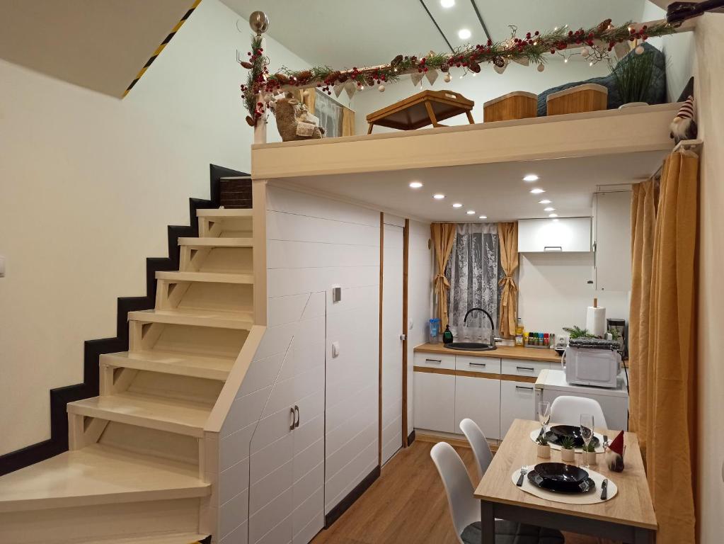 纳尔瓦约埃苏Tiny House的一间设有楼梯和桌子的厨房