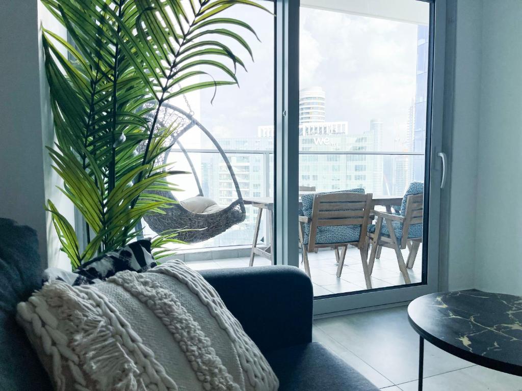 特拉维夫Midtown Tel Aviv Luxury Apartment的带沙发和植物的客厅