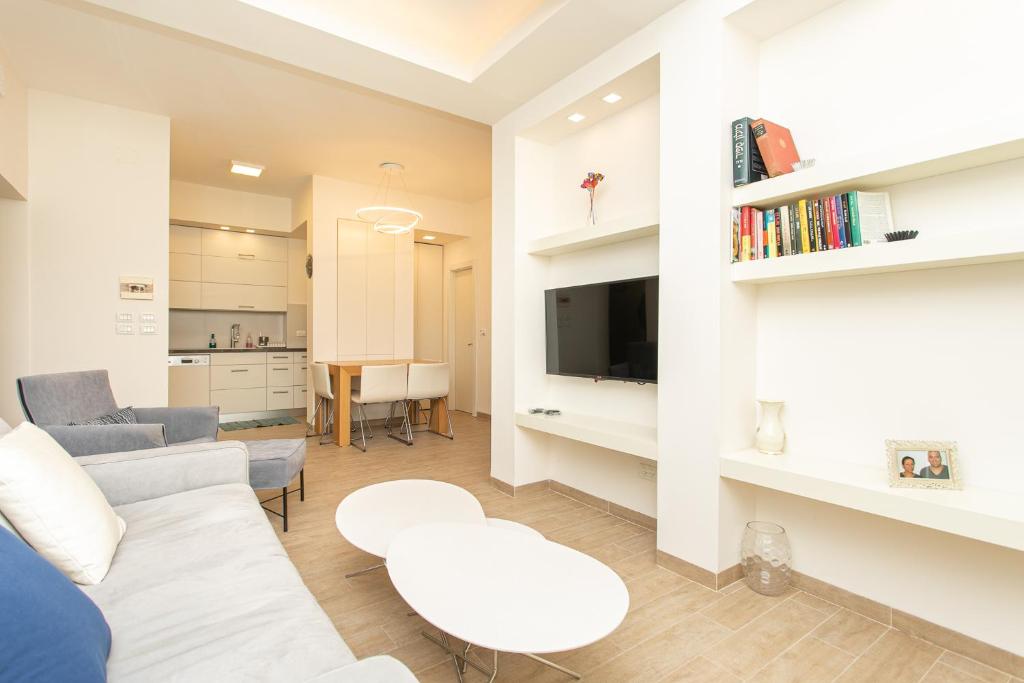 海法Carmel Boutique Apartments - Urban Forest的客厅配有沙发和桌子