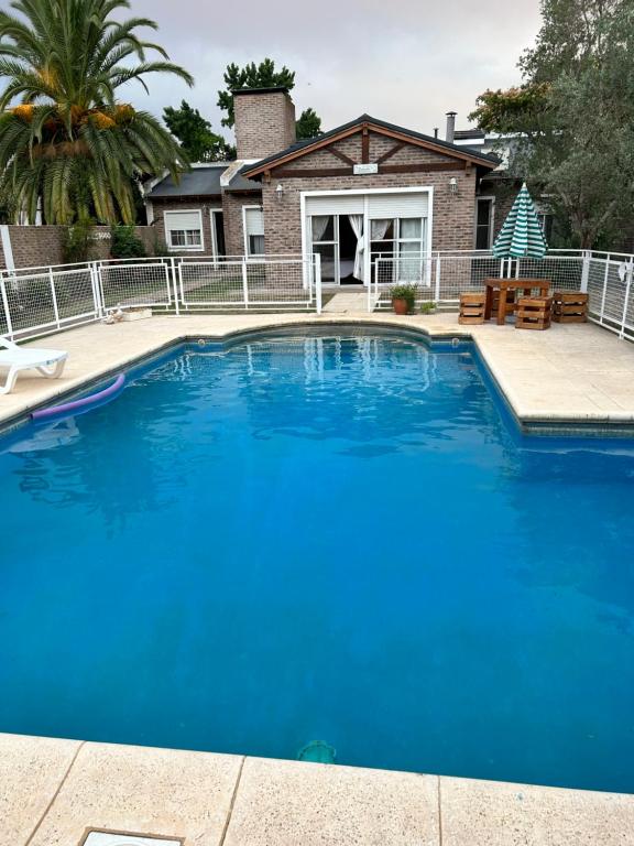 圣安东尼奥德阿雷科Los abuelos的一座大蓝色游泳池,位于房子前