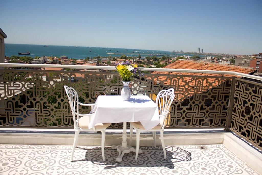 伊斯坦布尔埃尔萨里酒店的美景阳台配有桌椅