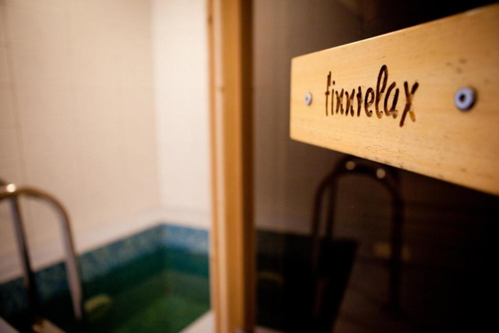 吉奥马恩德勒德Hárs Thermál Hotel的浴室门上写着一个标牌,上面写着“不幸”一词