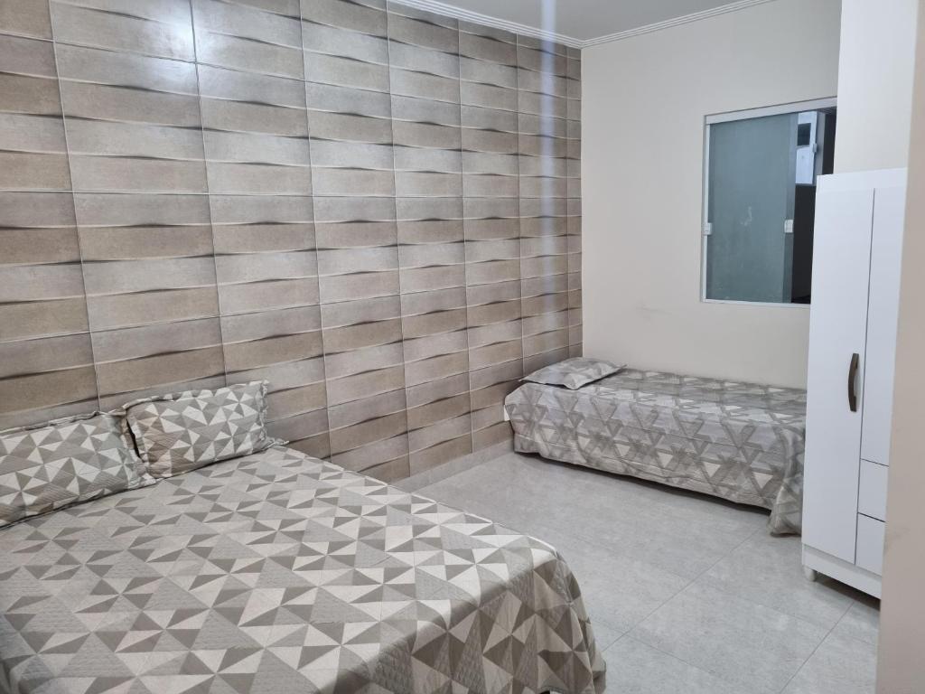 萨尔瓦多Apartamento lugar de Paz的一间卧室配有两张床和电视。