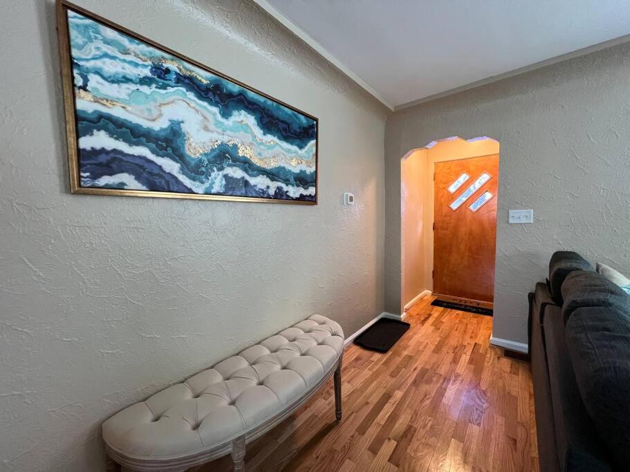 比林斯Snug, neighborly home perfect for your small group的客厅配有沙发和墙上的绘画