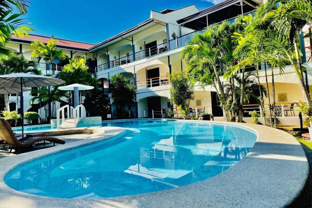 邦劳阿罗那北国度假酒店 的大楼前的游泳池