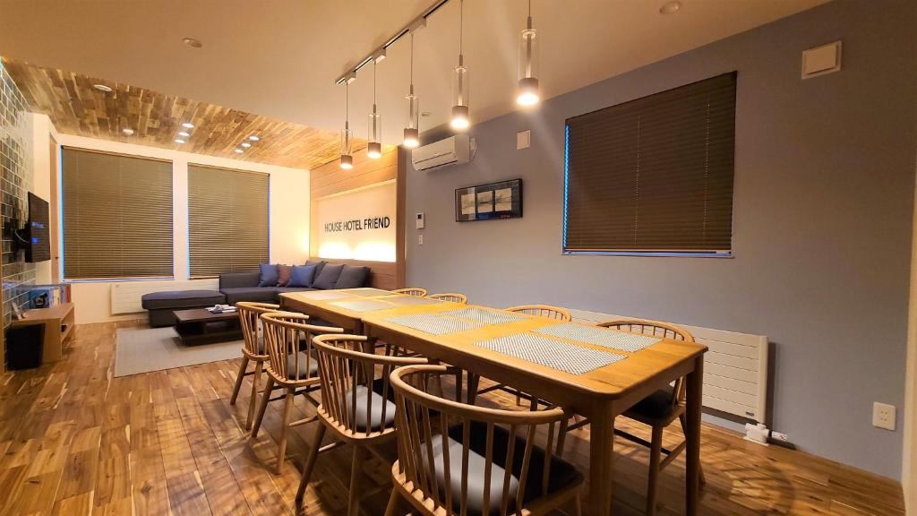 札幌Sapporo - House - Vacation STAY 88291的一间带桌椅和沙发的用餐室