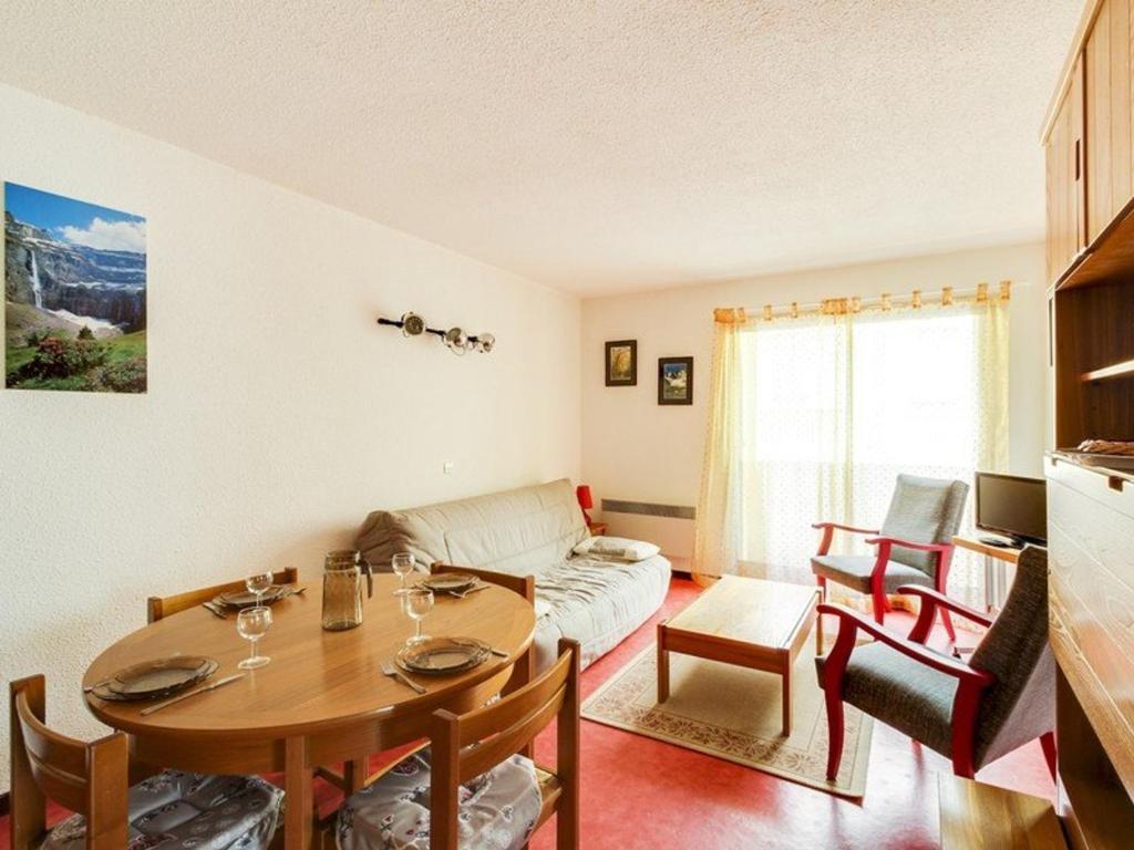 科特雷Appartement Cauterets, 2 pièces, 4 personnes - FR-1-401-92的客厅配有桌子和沙发