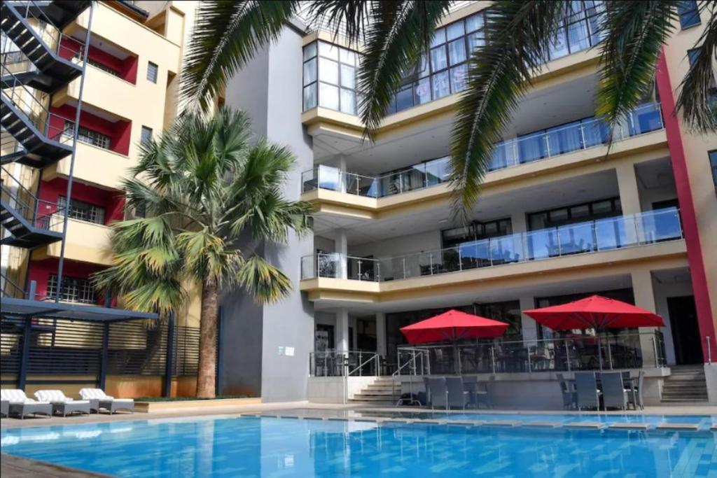 内罗毕希尔帕克酒店的大楼前设有游泳池的酒店