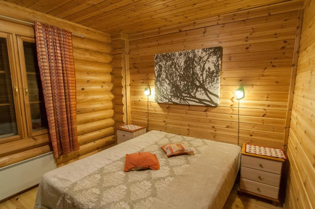 蓬卡哈尤Välituvan lomamökit的小木屋内一间卧室,配有一张床