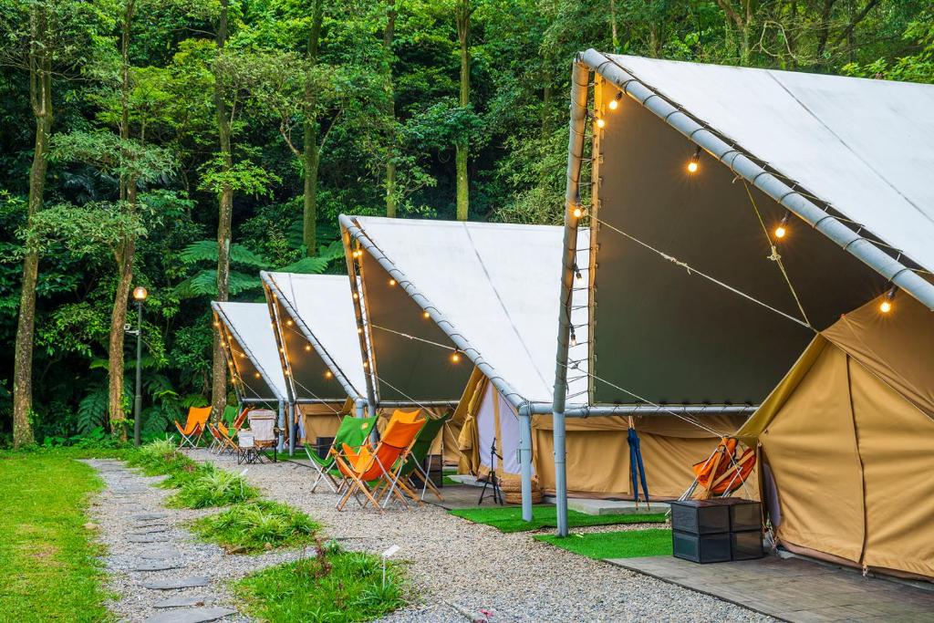 基隆拉波波村的一排帐篷配有椅子和灯