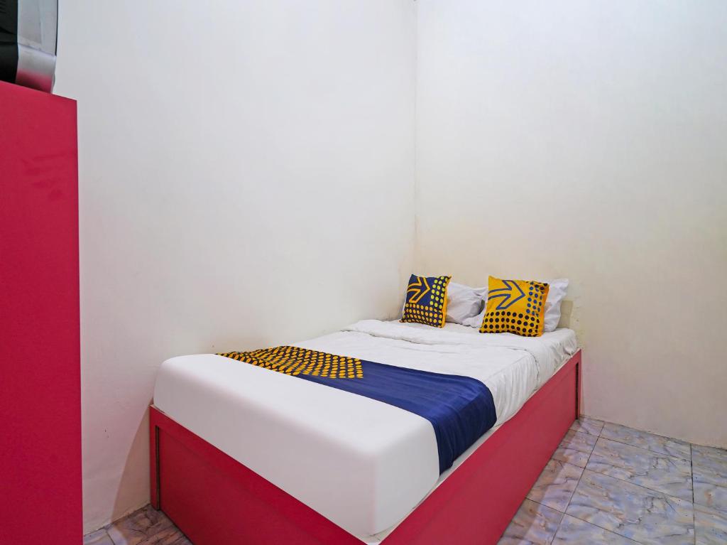 PadalarangSPOT ON 91993 Pondok Hs Padalarang Syariah的一张小床,房间上放着枕头
