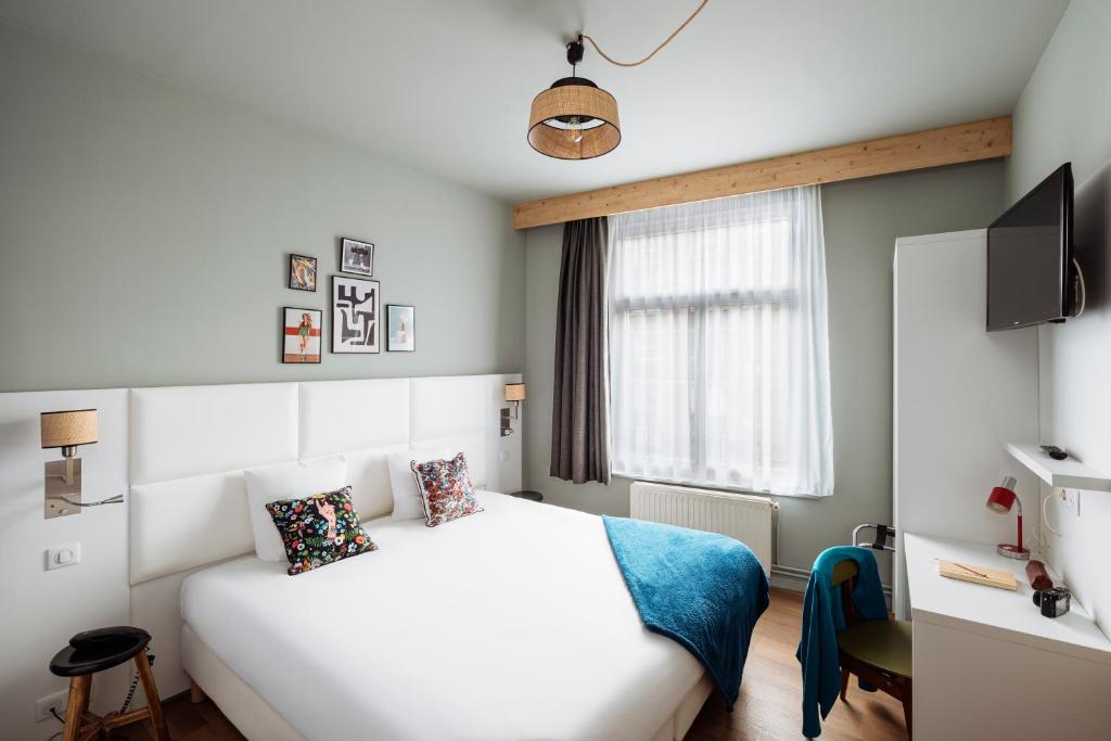 里尔greet hotel Lille Gare Flandres - Groupe Accor的卧室配有白色的床和窗户。
