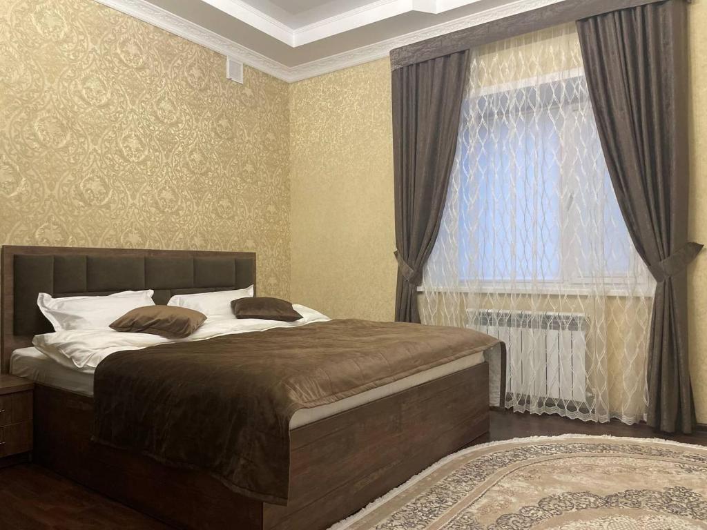 库斯塔奈Grand SPA Hotel的一间卧室设有一张大床和一个窗户。