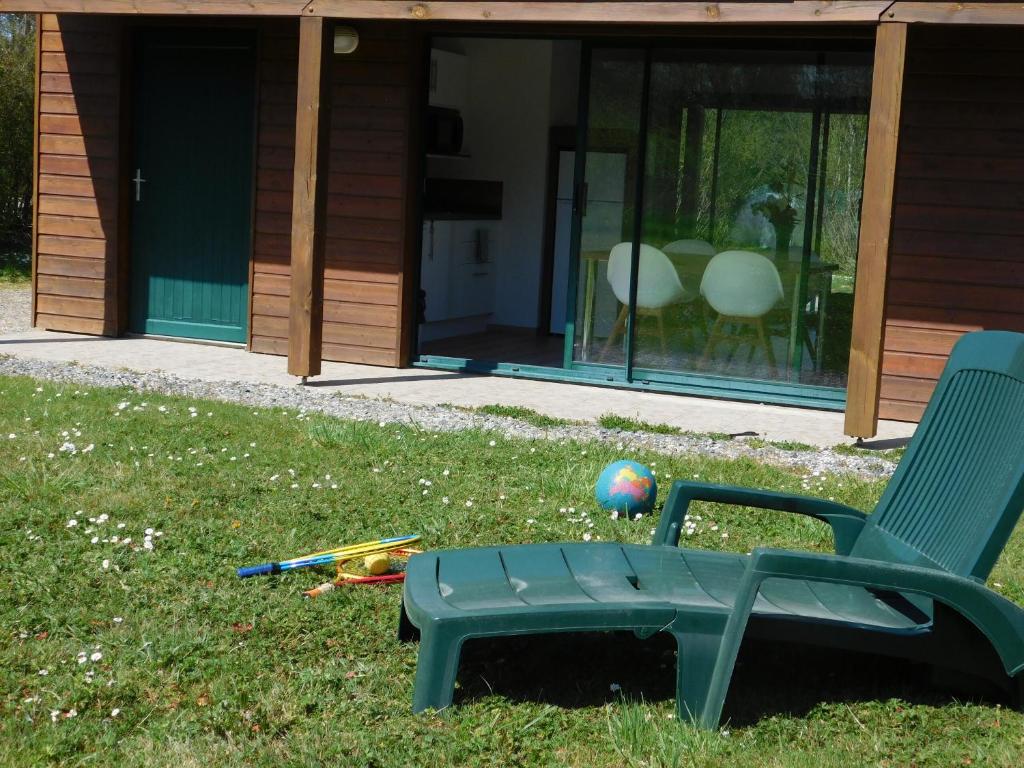 BouèreVillage de Gîtes Nature et Jardin的绿色草坪椅和球
