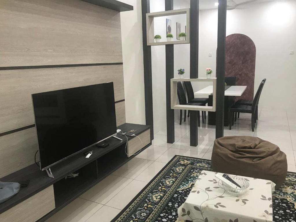 怡保Koolest homestays Meru的客厅配有平面电视和桌子。