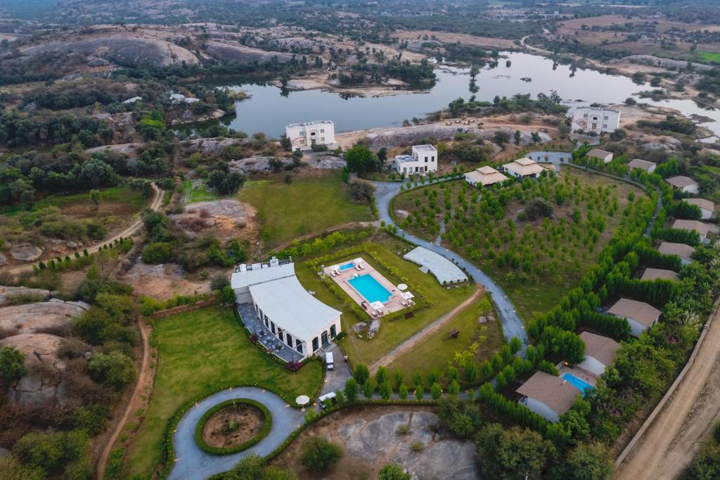 BeraWelcomHeritage Cheetahgarh Resort & Spa的享有带游泳池的庄园的空中景致
