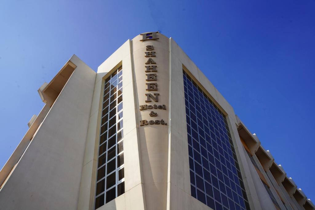 巴格达Shaheen Hotel Baghdad的建筑的侧面有标志