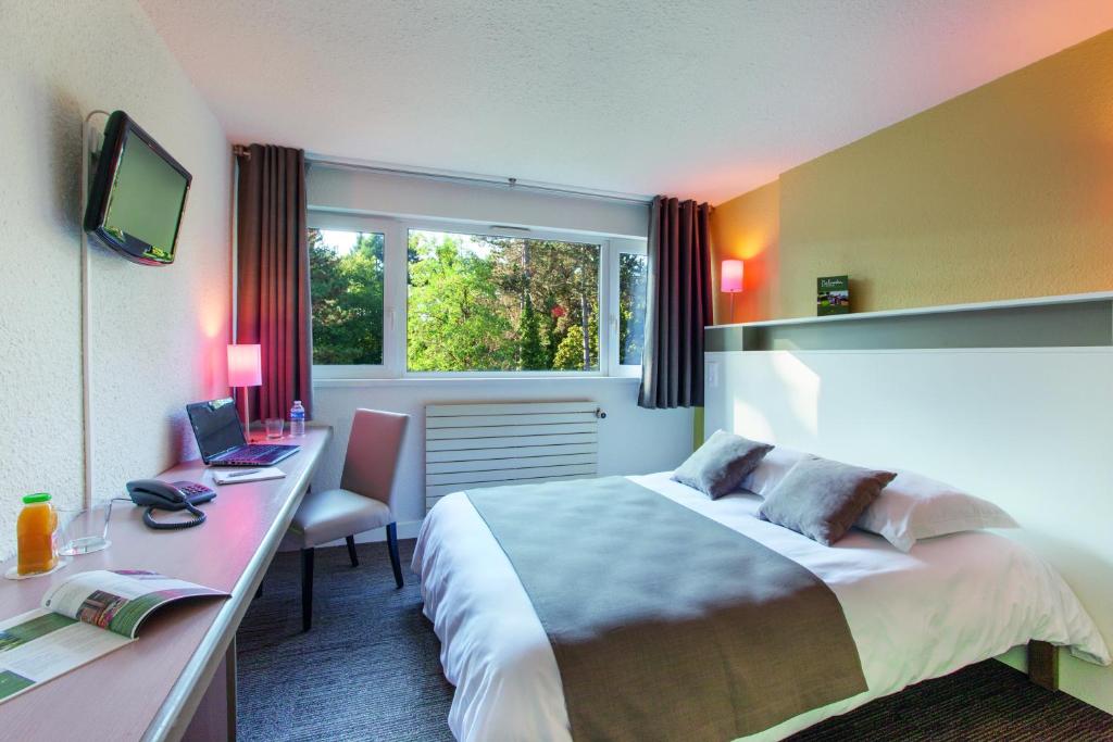 杜尔当贝拉姆布拉乐诺尔蒙特度假酒店的酒店客房配有一张床和一张带电脑的书桌