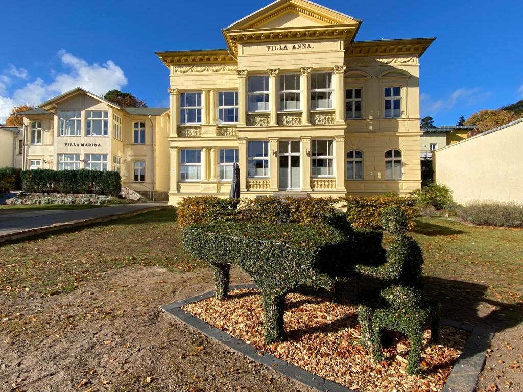 黑灵斯多夫Villa Anna - Carpe Diem的前面有雕像的建筑