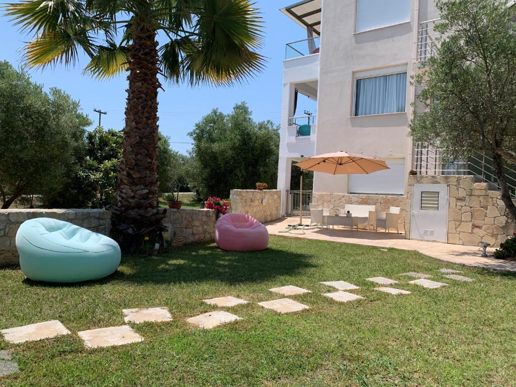 阿菲托斯Villa Evita , suites 1, Athytos,63m2,a/c,privacy的一个带两个豆袋和棕榈树的院子