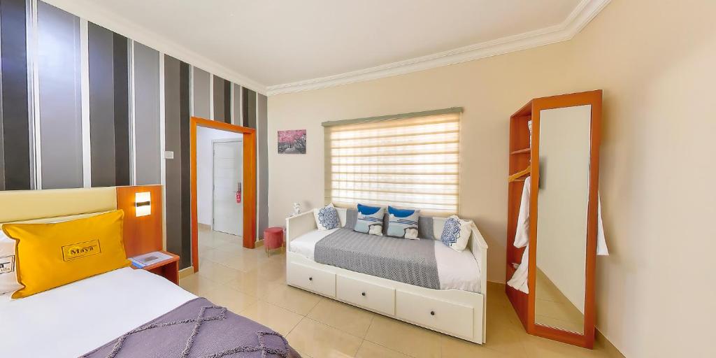 OyibiMaya Villa的一间卧室配有两张床和镜子