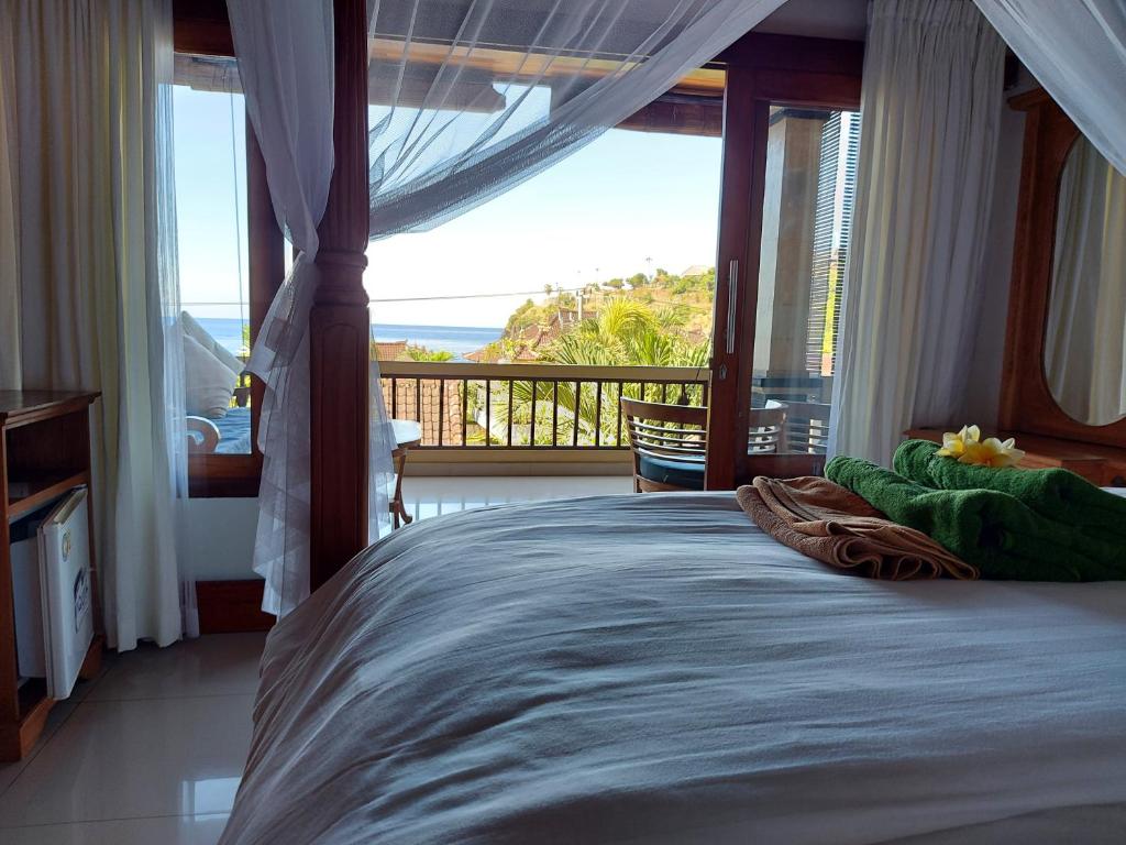 艾湄湾Sama Sama Amed的一间卧室设有一张床,享有海景