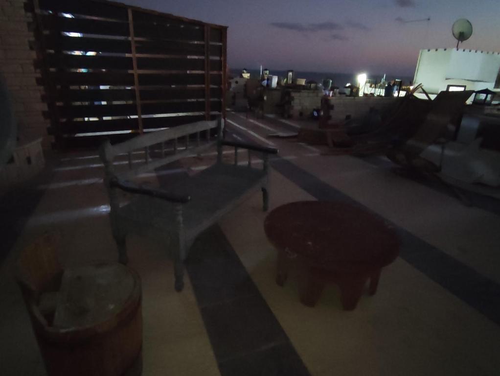 沙姆沙伊赫Farsha View的客厅配有桌子和屋顶长凳