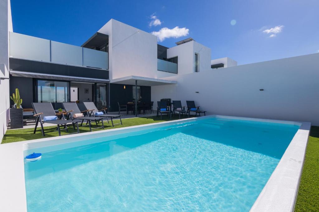 拉奥利瓦Villa Casilla de Costa Private Pool Luxury La Oliva By Holidays Home的一座带游泳池的房子的图象