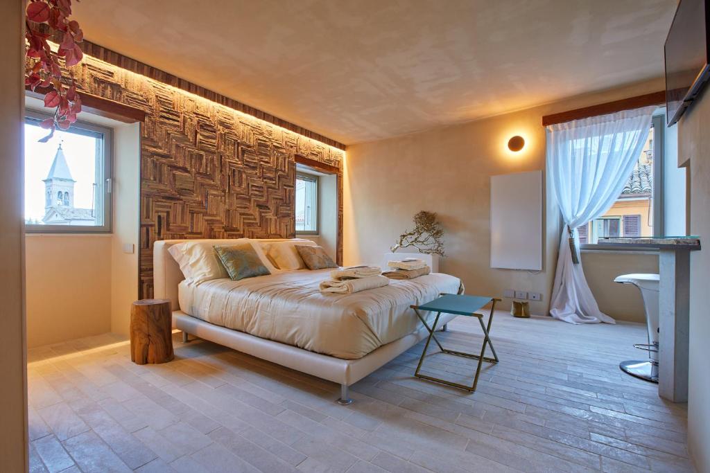 圣马力诺One Suite的一间卧室设有一张床和一个大窗户