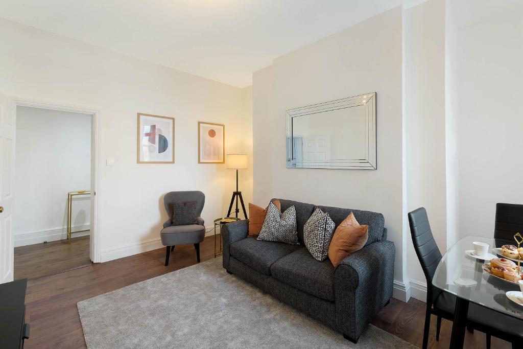 伦敦Luxury Chelsea Flat的客厅配有沙发和桌子
