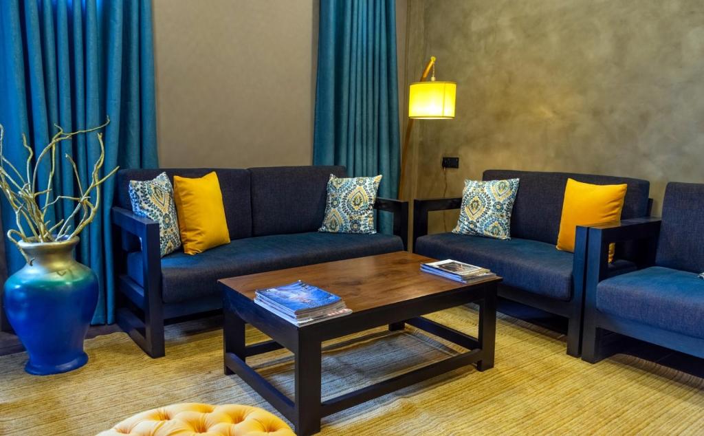 尼甘布Cinnamon Tan Boutique Hotel的客厅配有两张沙发和一张咖啡桌