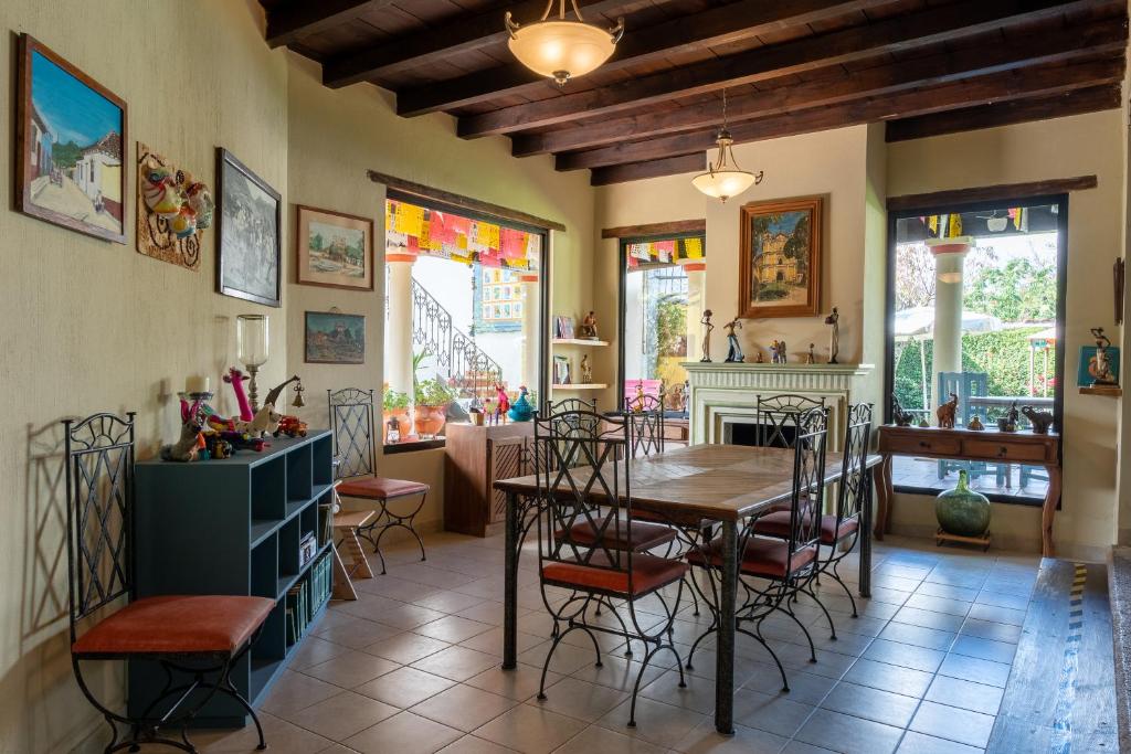 圣克里斯托瓦尔-德拉斯卡萨斯Hotel Ocho Barrios的一间带桌椅的用餐室