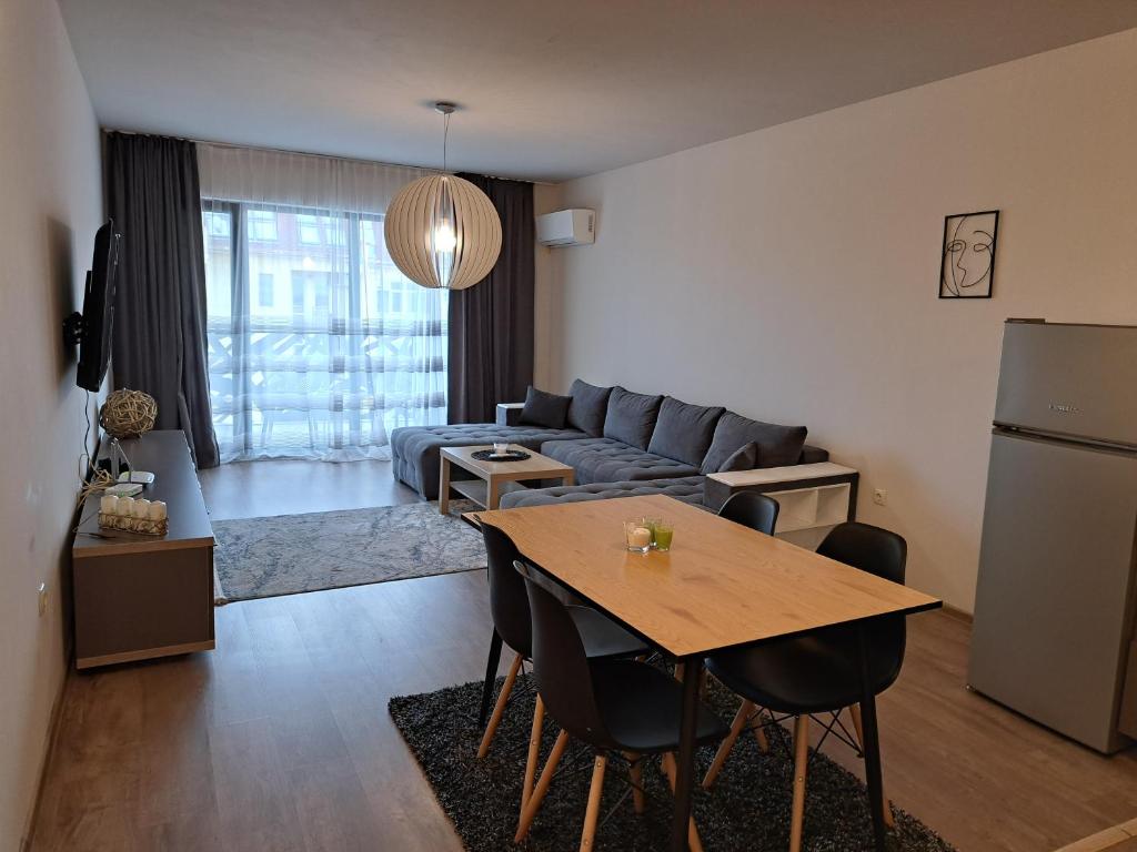 帕扎尔吉克City Apartments 2的客厅配有沙发和桌子