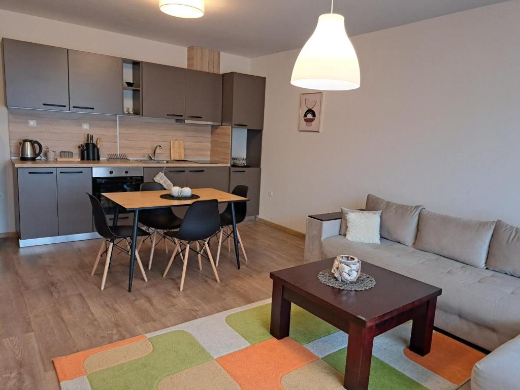 帕扎尔吉克City Apartments 1的客厅配有沙发和桌子