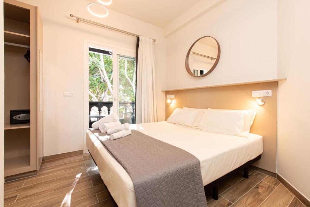 阿德耶Hotel Adeje Plaza的一间卧室配有一张大床和镜子
