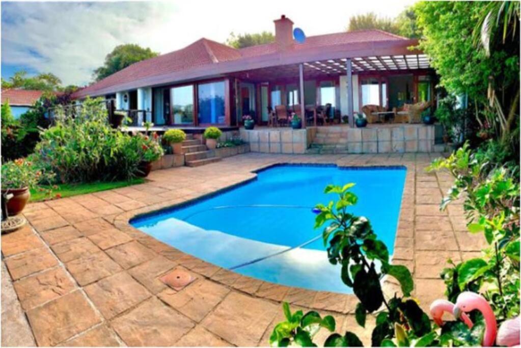 Freeland ParkLuxury 10 sleeper with pool and awesome seaview的房屋前的游泳池