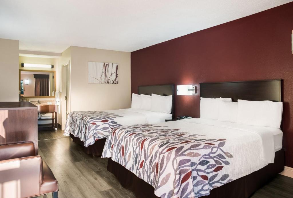 图珀洛图珀洛红屋顶酒店的酒店客房带两张床和一间浴室