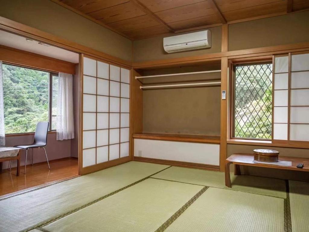 FutoIzu One Club - Vacation STAY 10310v的日式客房配有桌子和窗户。